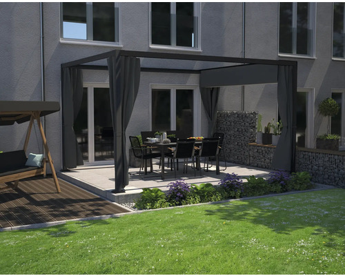 Exterior cu pavilion, masă de grădină și scaune pe terasă