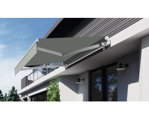 Copertină retractabilă pe casă pentru umbrirea terasei