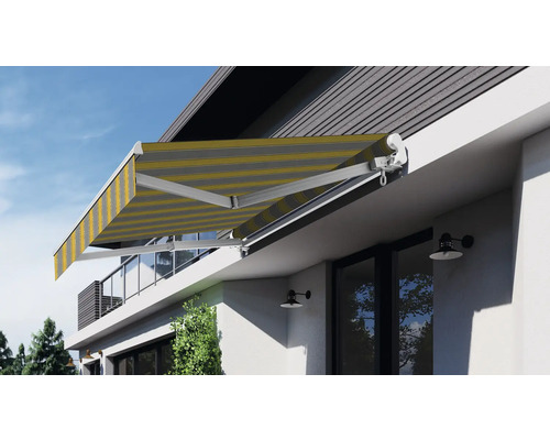 Copertină retractabilă cu brațe articulate, cu material de copertină în dungi, pe casă