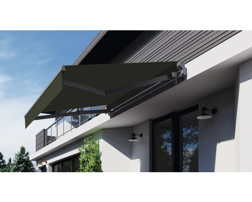 Fațada casei cu copertină retractabilă extinsă pentru umbrire