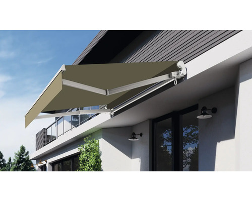 Copertină retractabilă montată pe casă