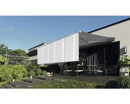 Terasa cu copertină și protecție laterală pentru intimitate și protecție solară.