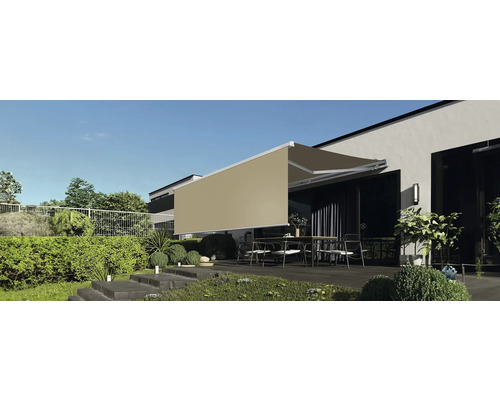 Terasa cu copertină retractabilă extinsă la casă