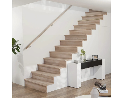 Scară din lemn într-un interior luminos cu balustradă pe perete