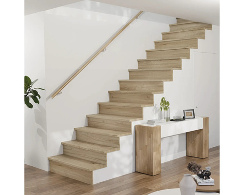 Scară cu trepte din lemn și balustradă în zona de living