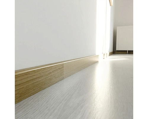 Scenă dintr-o cameră cu plinte din lemn