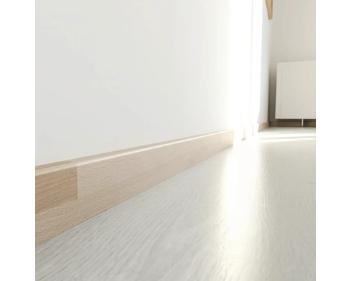 Plintă din lemn de-a lungul unui perete