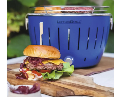 Grătar LotusGrill cu burger pe tocător