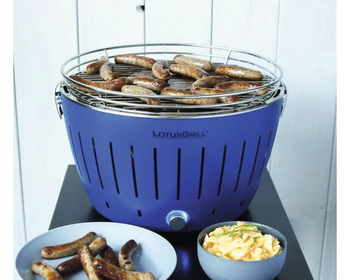 Grătar pe cărbune LotusGrill cu cârnați pe grătar, plus salată de cartofi