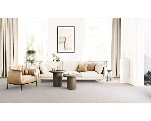 Living cu canapea, fotoliu, măsuțe de cafea și decorațiuni