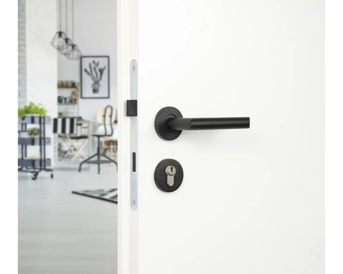 Mâner de ușă negru cu încuietoare pe o ușă