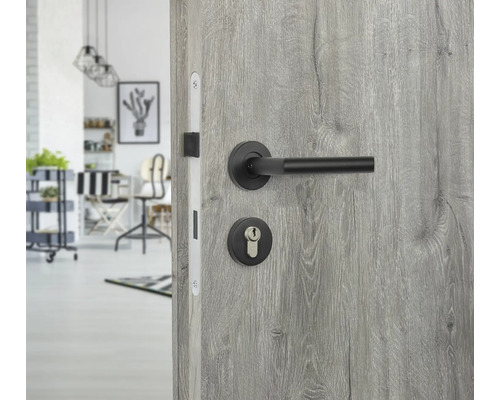 Ușă deschisă cu mâner negru și încuietoare