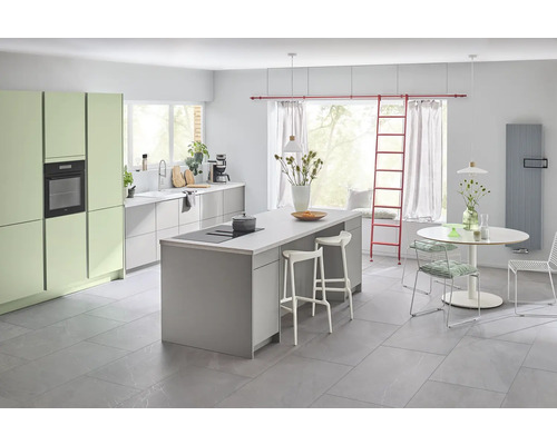 Bucătărie luminoasă și modernă cu insulă de bucătărie, masă și scaune.