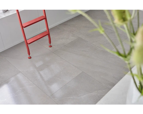 Cameră luminoasă cu gresie cu aspect de piatră și scară roșie