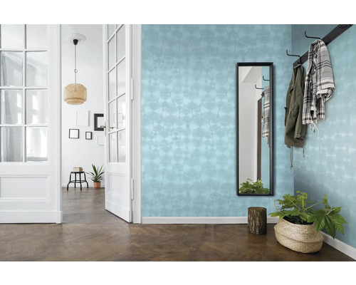 Zona de intrare cu decor de perete albastru, oglindă, suport pentru haine și plante de interior