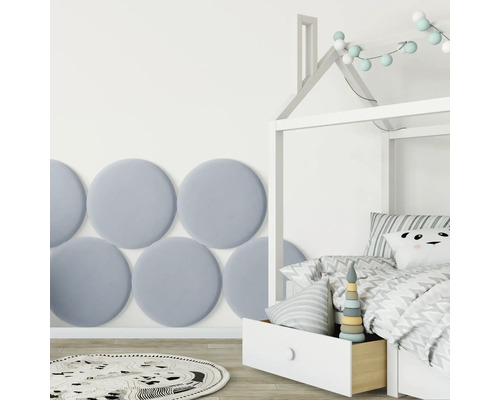 Cameră pentru copii cu panouri de perete, covor și pat cu design de casă