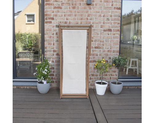 Șezlong din lemn cu tapițerie textilă la exterior, înconjurat de plante în ghiveci