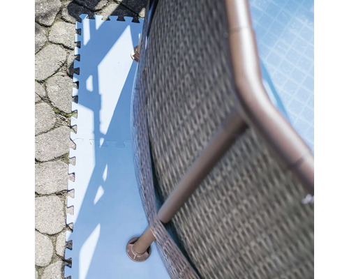 Imagine detaliată a unei piscine cu o saltea de protecție