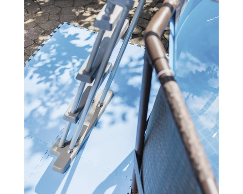 Scară de piscină și piscină pe covoare albastre pentru piscină