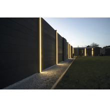 Grădină cu gard și iluminare integrată