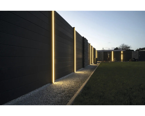 Grădină cu gard și iluminare integrată