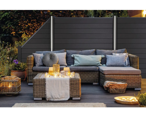 Terasa cu paravan de confidențialitate și zonă de relaxare din ratan cu perne