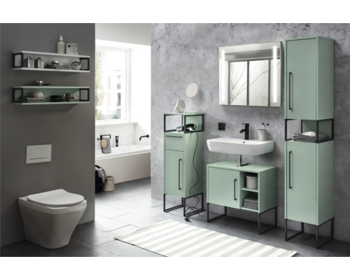 Baie modernă cu lavoar, dulap cu oglindă, dulap înalt și rafturi suspendate