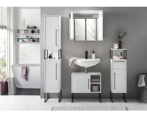 Baie cu lavoar, dulap cu oglindă, dulap înalt și raft