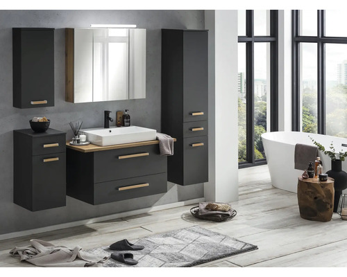 Baie cu lavoar, dulap cu oglindă și dulap înalt cu design modern