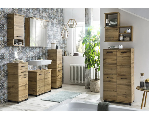 Baie luminoasă cu mobilier din lemn și perete cu model floral