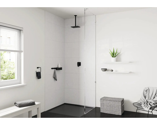 Baie modernă cu duș, rafturi și locuri de ședere în culori deschise