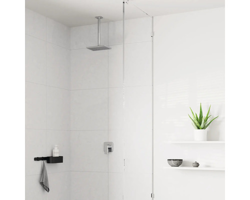 Baie modernă cu duș tip ploaie și faianță albă