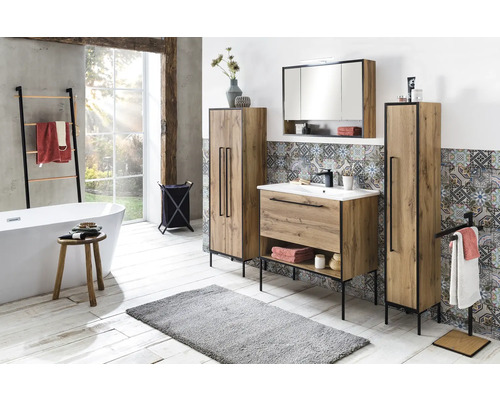 Baie luminoasă cu lavoar, dulap cu oglindă, dulapuri înalte și cadă pentru o atmosferă prietenoasă