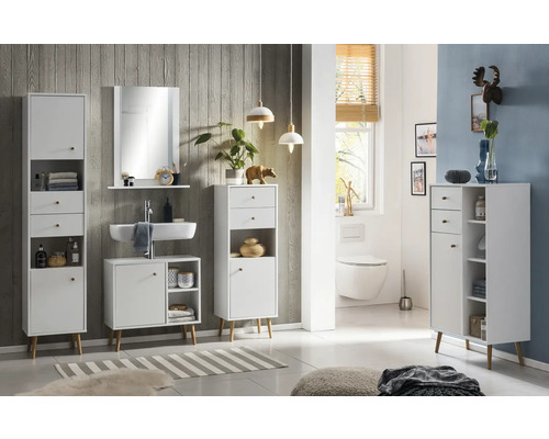 Baie modernă cu mobilier alb, chiuvetă și oglindă