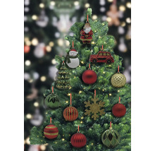 Brad împodobit cu globuri și figurine