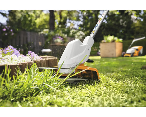 Trimmer de gazon în acțiune pentru tunderea ierbii