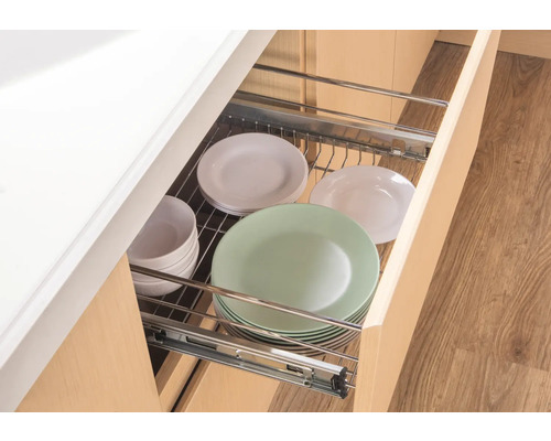 Extragere cu farfurii și boluri într-un dulap de bucătărie.