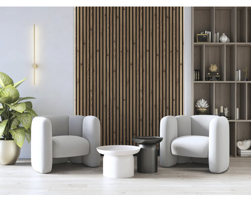 Living luminos cu două fotolii, măsuțe laterale și panouri din lemn