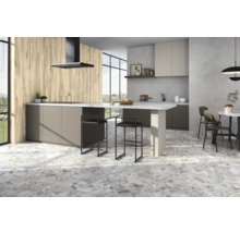 Bucătărie luminoasă, modernă, cu panouri de perete din lemn, insulă de bucătărie, scaune de bar și pardoseală cu gresie.