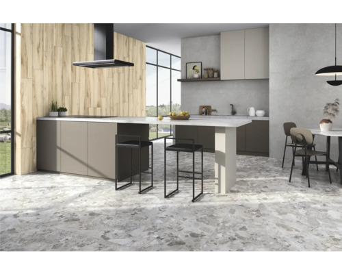 Bucătărie luminoasă, modernă, cu panouri de perete din lemn, insulă de bucătărie, scaune de bar și pardoseală cu gresie.