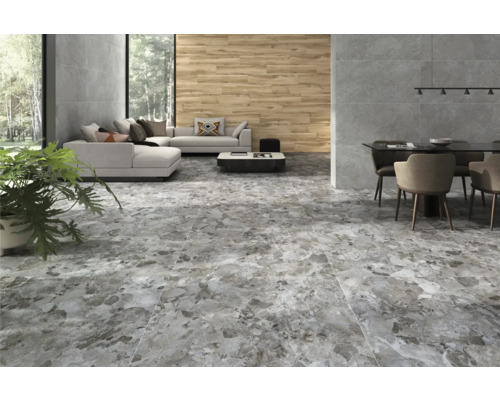 Interior cu gresie cu aspect de piatră, canapea, masă de sufragerie și plantă