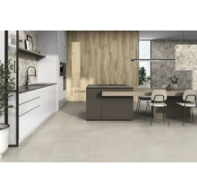 Bucătărie luminoasă cu insulă de bucătărie și zonă de luat masa