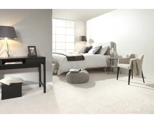 Dormitor luminos cu pat, birou și locuri pe un covor