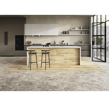 Bucătărie modernă cu insulă de gătit, scaune de bar și pardoseală cu aspect de piatră