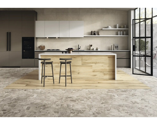 Bucătărie modernă cu insulă de gătit, scaune de bar și pardoseală cu aspect de piatră