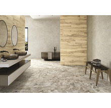 Baie modernă cu cadă, chiuvetă și gresie cu aspect de marmură