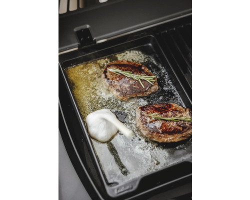 Două fripturi cu rozmarin și usturoi pe o plită