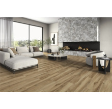 Living cu canapea, fotoliu, șemineu și gresie aspect lemn pentru un ambient luminos și spațios.