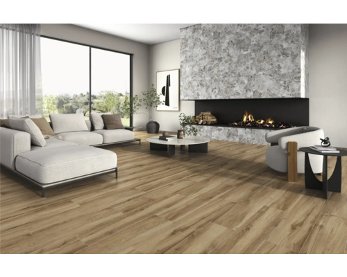 Living cu canapea, fotoliu, șemineu și gresie aspect lemn pentru un ambient luminos și spațios.