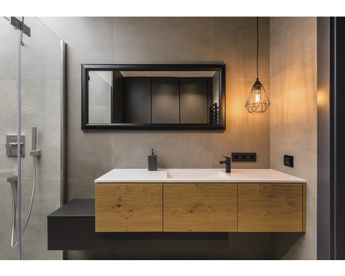 Baie modernă cu chiuvetă, oglindă și iluminat